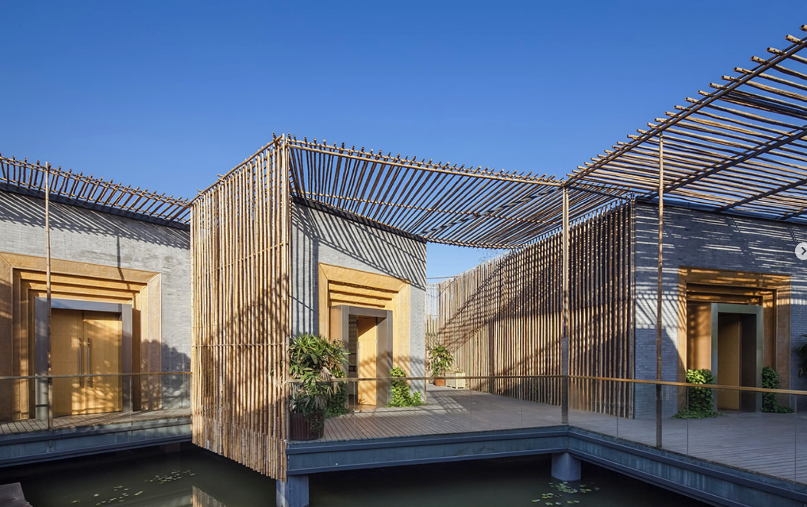 Arquitetura contemporânea sombreada por estruturas de bambu