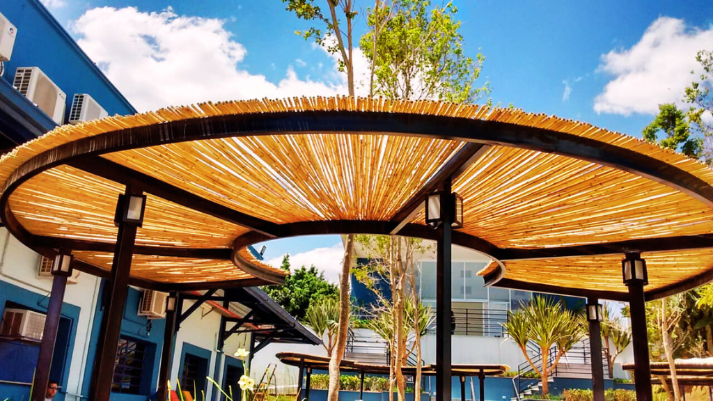 Cobertura arquitetônica circular feita com bambu