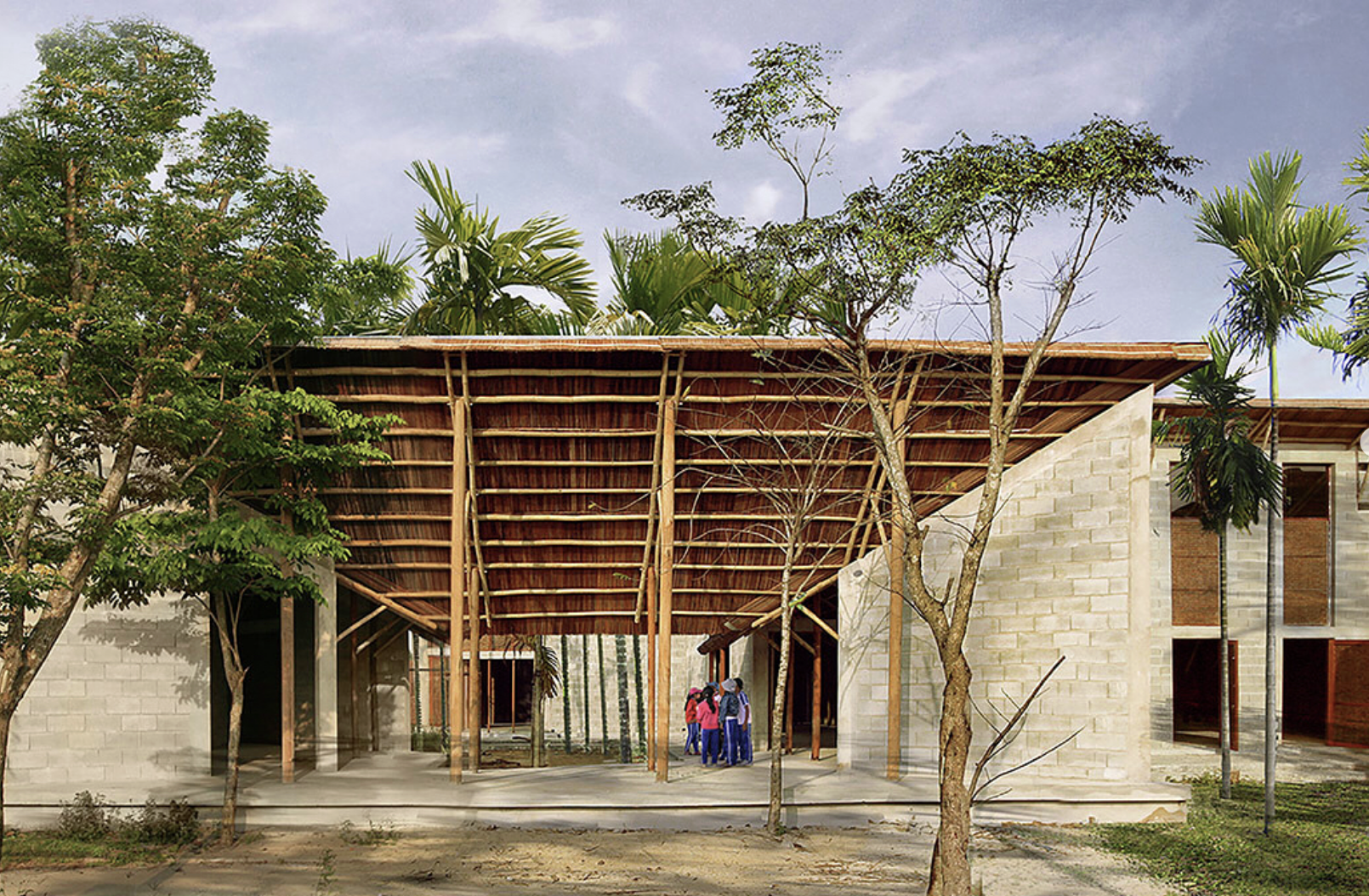 Projeto arquitetônico integrado à natureza com grande cobertura em bambu